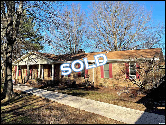 Home for sale through Apex Real Estate in Moulton